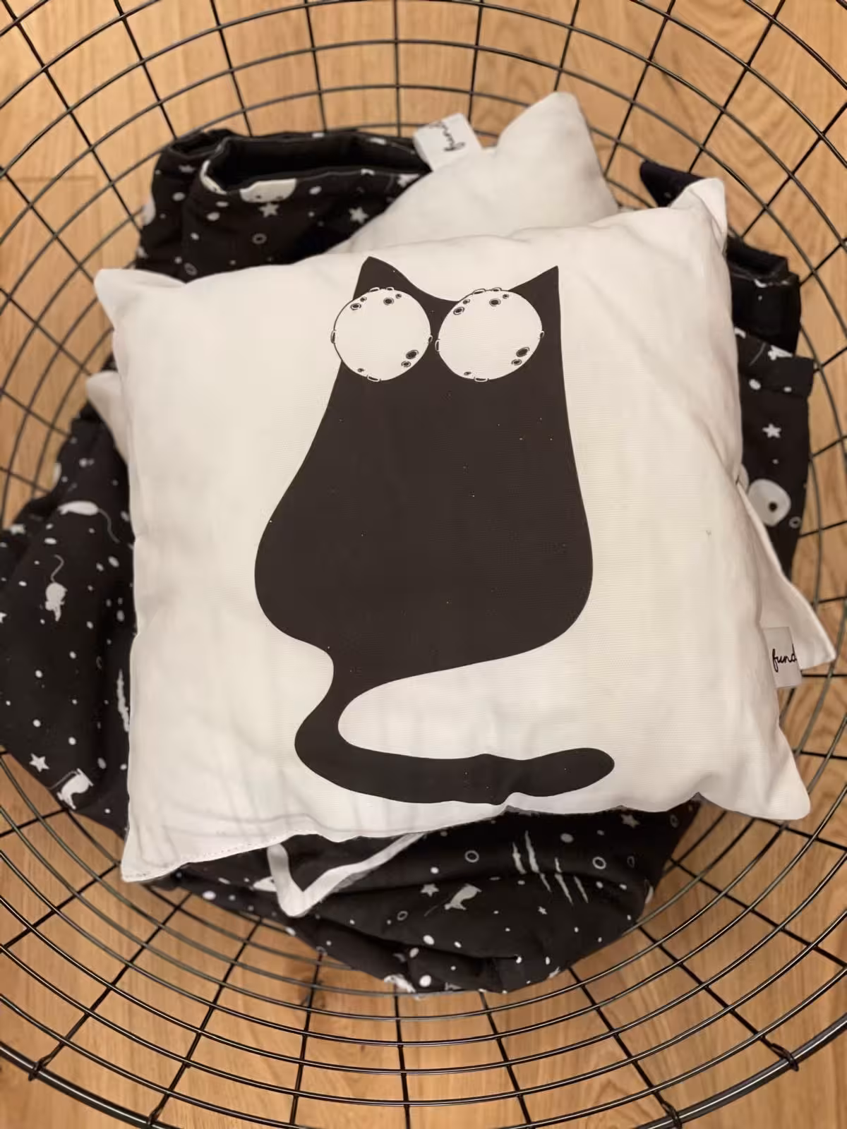 6a1bd919-66ea-46b8-a468-ecfd2d15b572 Kids room decoration with cat motif